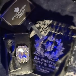 My Flat in London black card holder